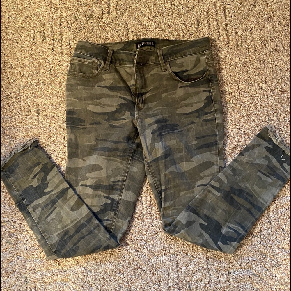 Express. Camouflage pants. Size 6